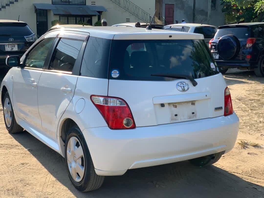 Toyota IST - view 2