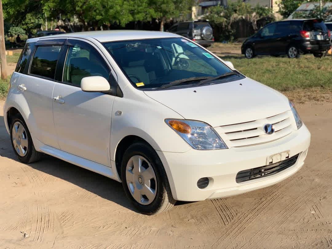 Toyota IST - view 3