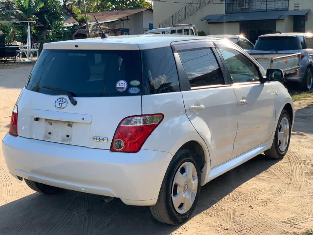 Toyota IST - view 4